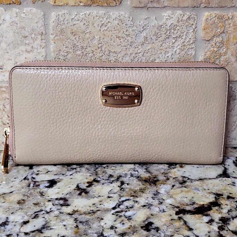 Michael Kors Ziparound Wallet